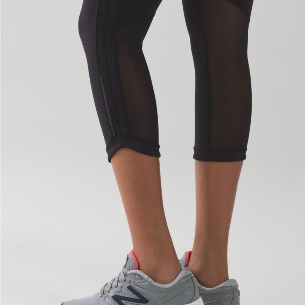 Lululemon Hit It 21” Crop Black Leggings Size 2 Mesh Luxtreme Drawcord - Picture 4 of 16